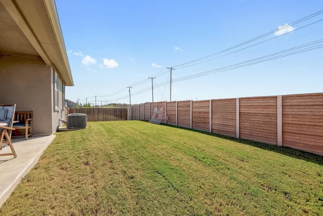 a view of a backyard