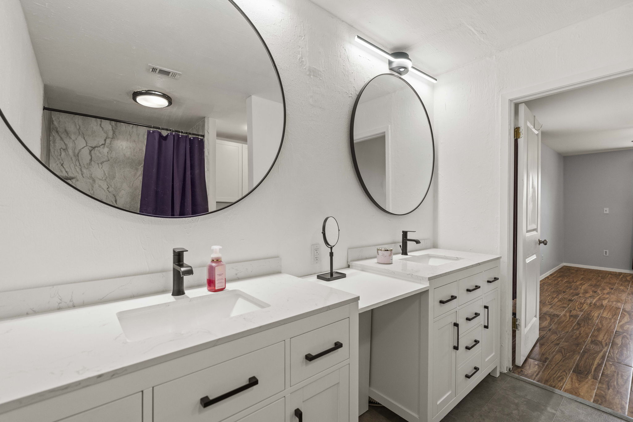 130 Hy Road Buda, TX 78610 - Photo 22 of 32 Primary Bath with dual vanity