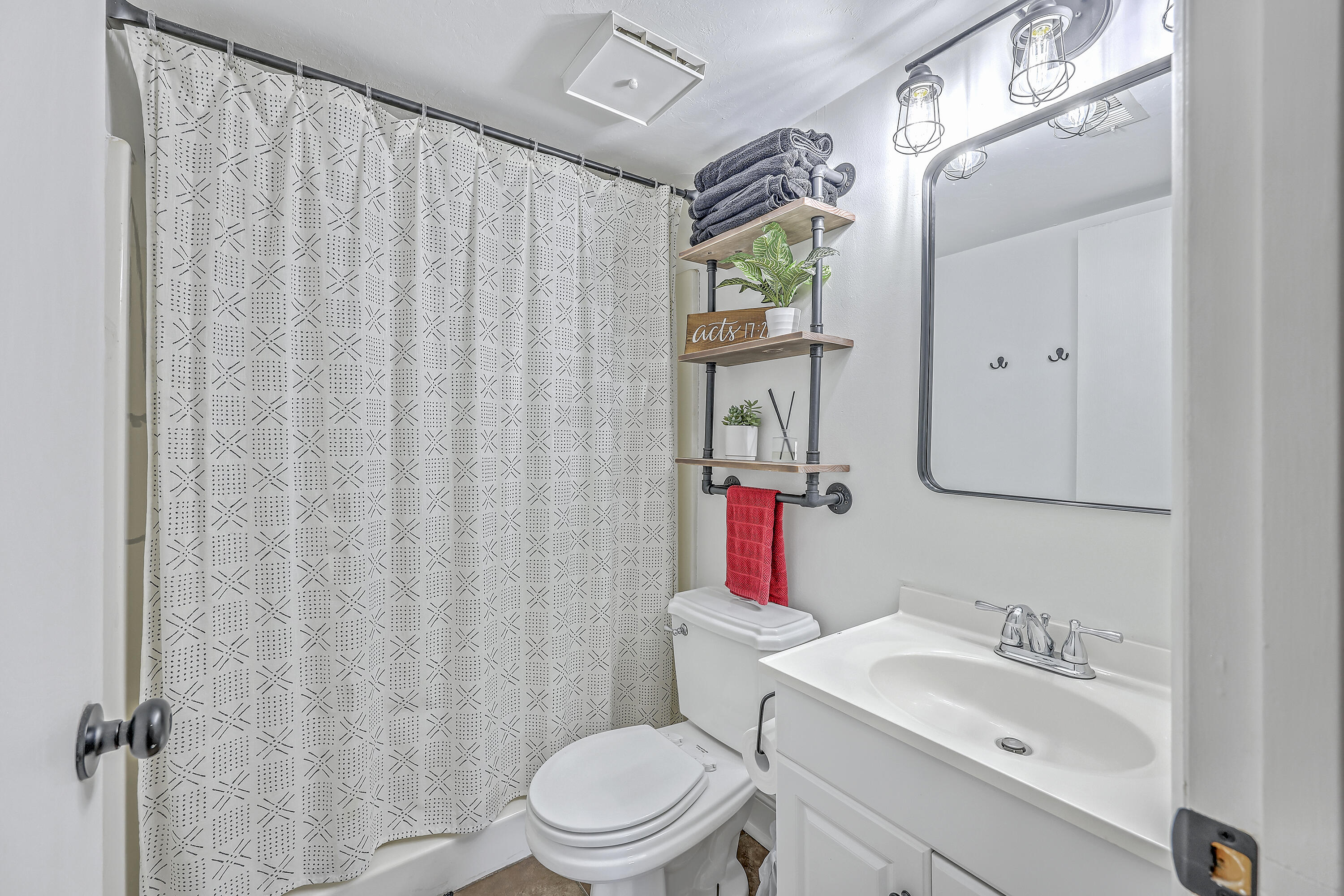 2174 Bees Ferry Road, Unit G Charleston, SC 29414 - Photo 16 of 27 Primary Bathroom