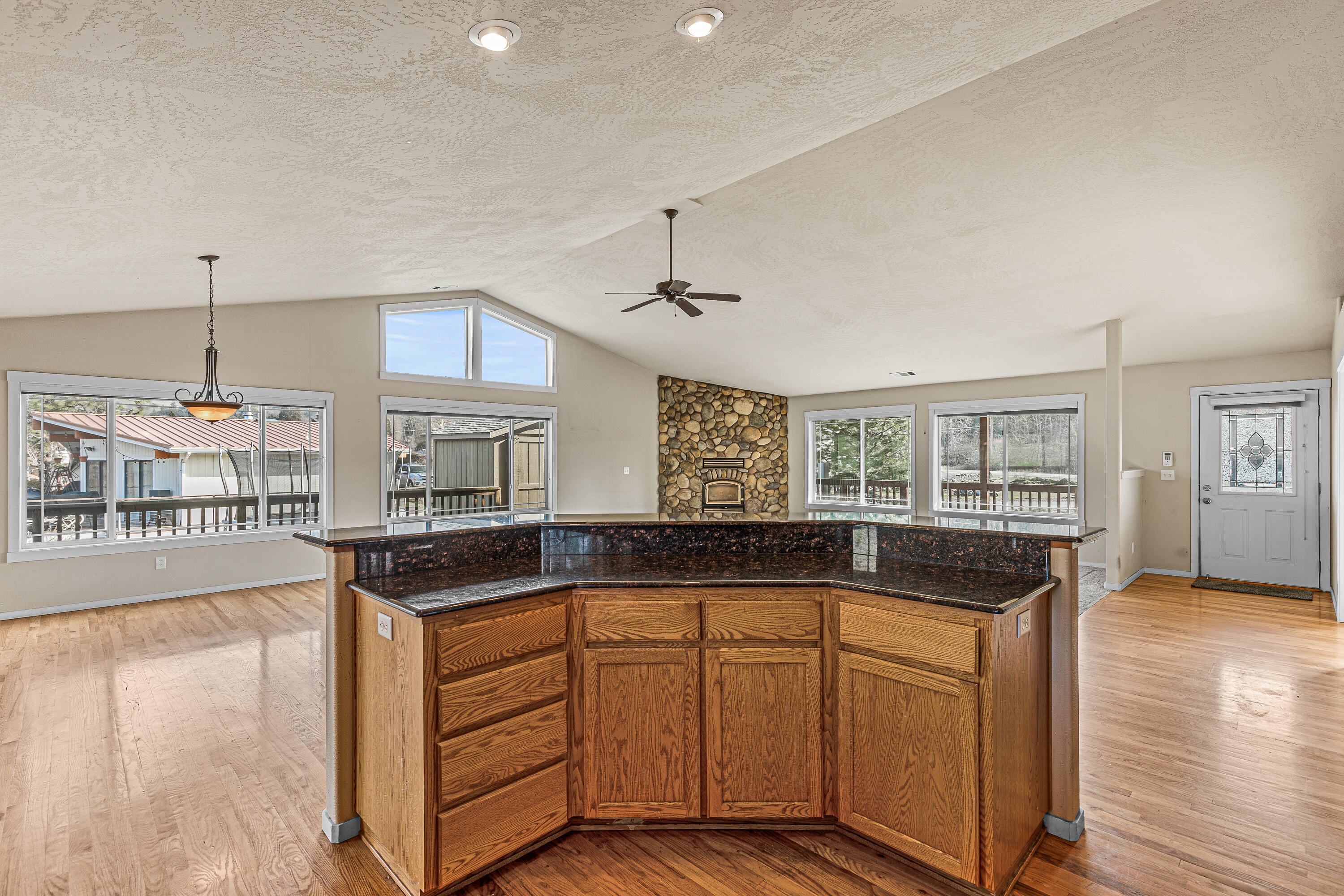 205 Upper River Road Gold Hill, OR 97525 - Photo 17 of 29 17