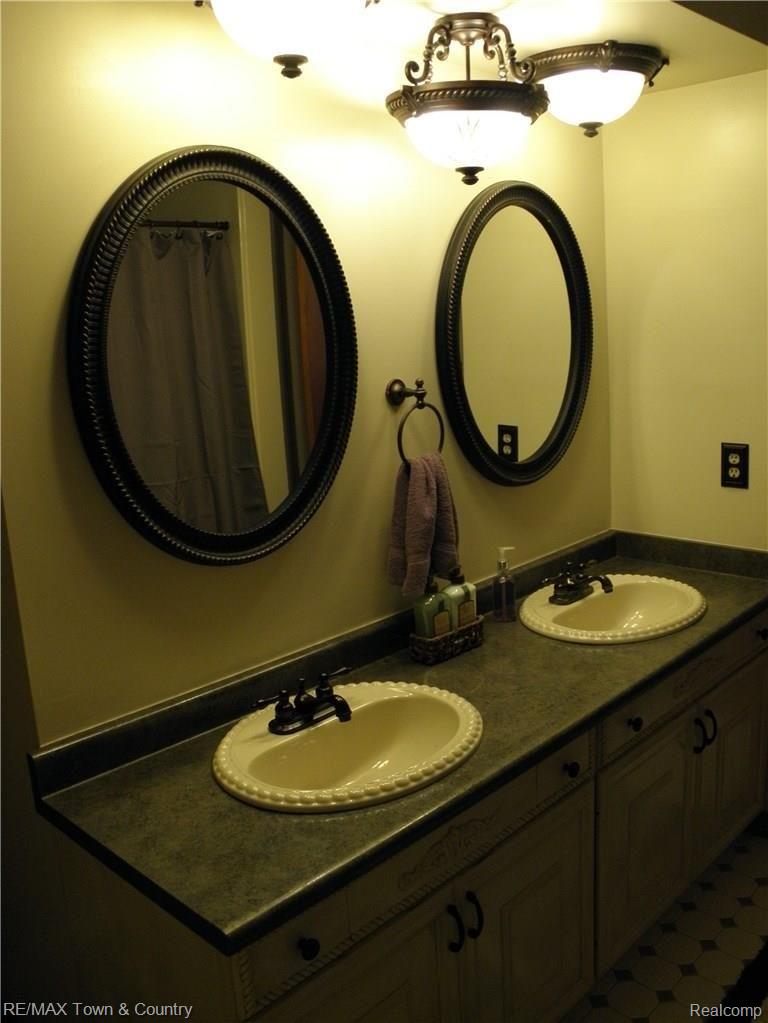 3186 Red Barn Road Flint, MI 48507 - Photo 20 of 28 full bath 2.JPG