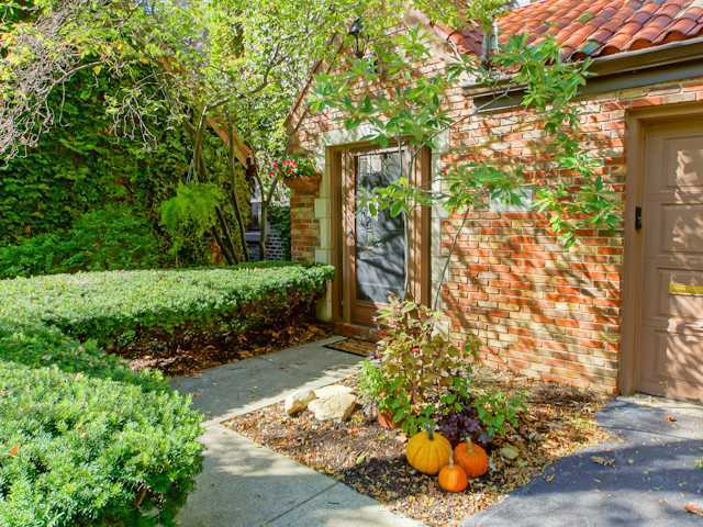 1427 Roxbury Road, Unit CARRIAGE HSE E Columbus, OH 43212 - Photo 2 of 25