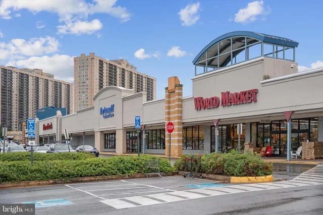 $2,950 | 5300 Columbia Pike, Unit 315, Arlington, VA 22204