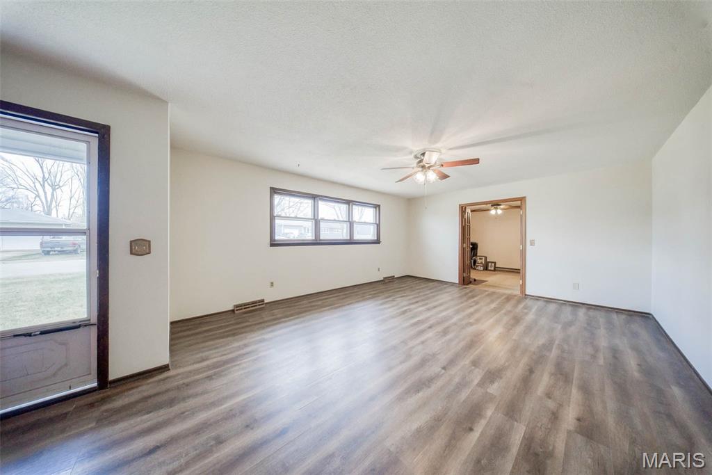 402 Locust Street Cuba, MO 65453 - Photo 10 of 68