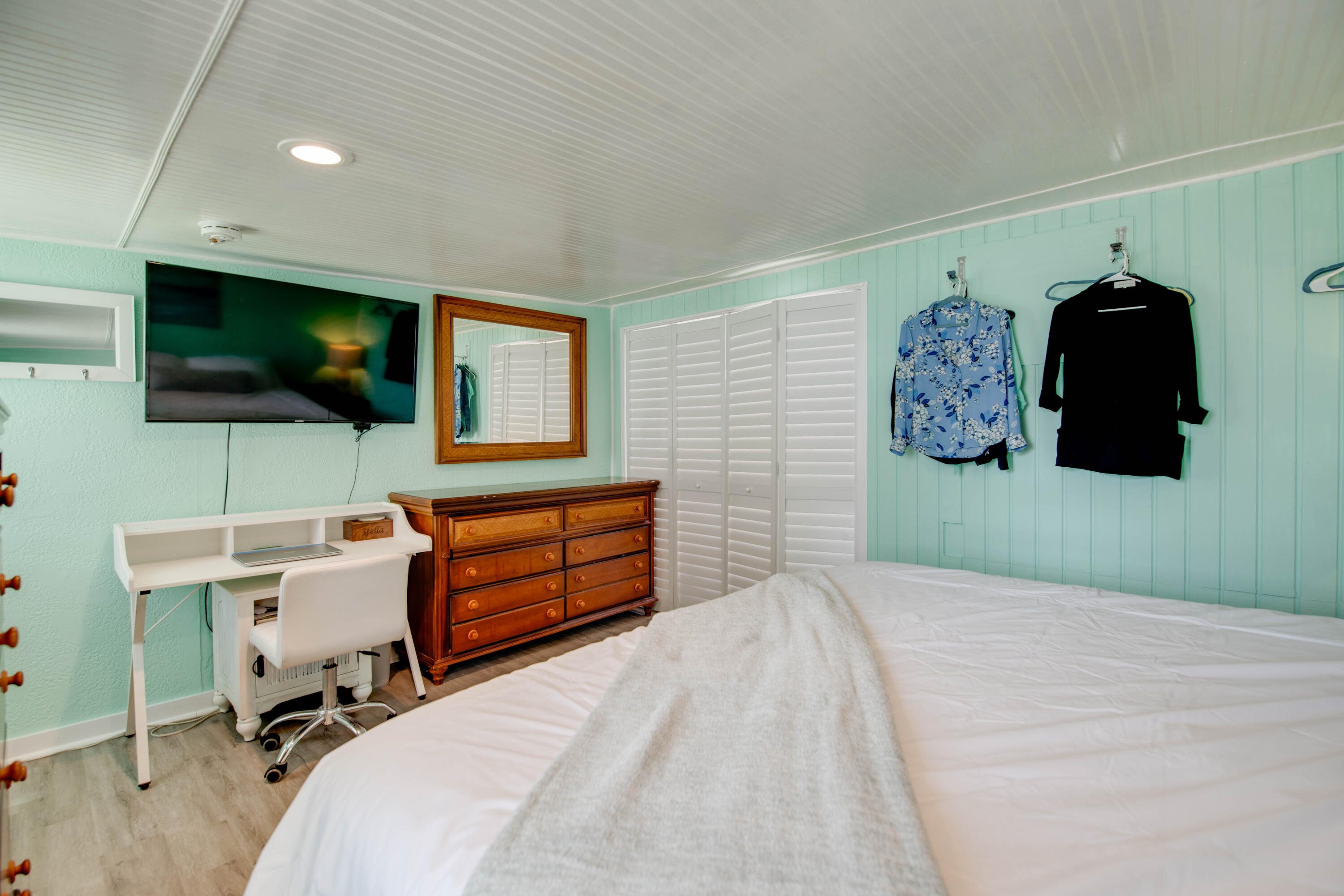 31541 Ave A Big Pine Key, FL 33043 - Photo 8 of 35 a bedroom with a bed and a flat screen tv