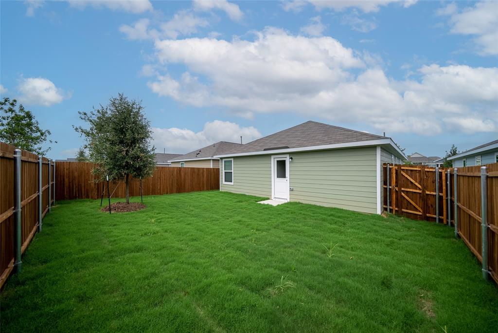 7765 Ruellia Road McKinney, TX 75071 - Photo 29 of 40 a backyard of a house with lots of green space