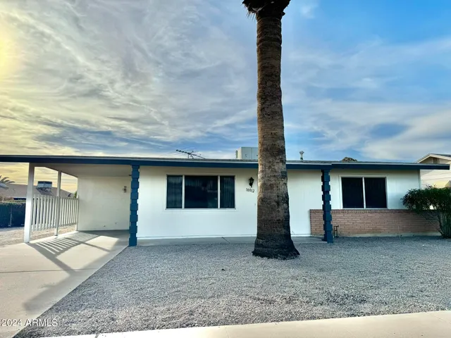 a view of a house with backyard