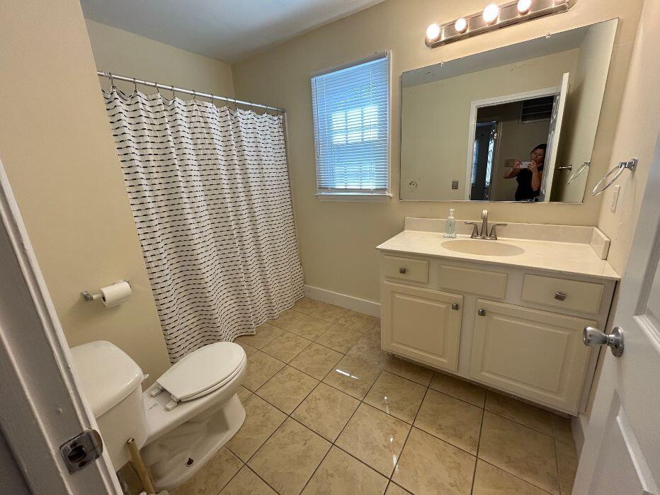 61 Cooper Street, Unit A Charleston, SC 29403 - Photo 6 of 15 Bathroom