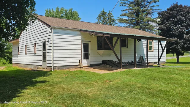 a view of a yard with plants
