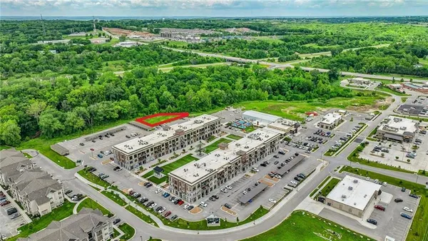 $575,000 | 15425 Old Town Drive, Parkville, MO 64152