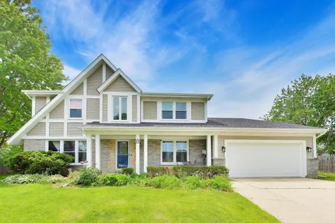 $649,000 | 8 Hampton Court, Mundelein, IL 60060