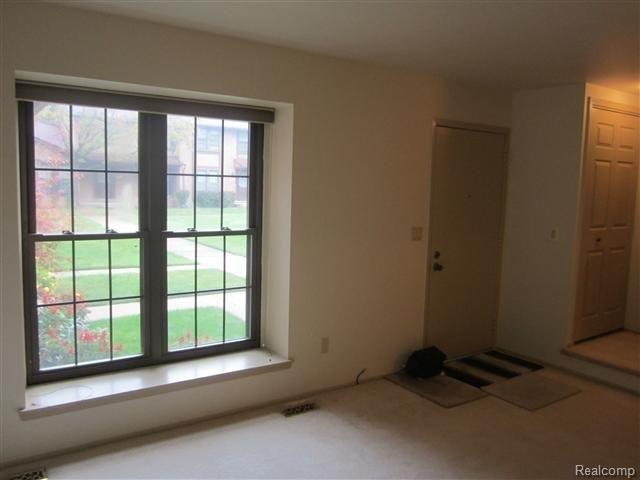 24751 Greenhill Road, Unit 30 Warren, MI 48091 - Photo 4 of 20 006.JPG