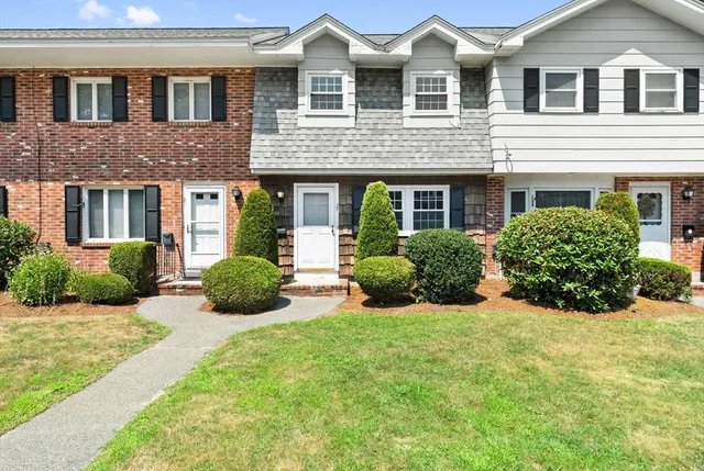 a view of a house with yard and plants