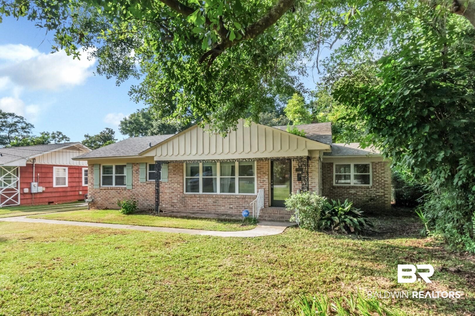 1906 Old Shell Road Mobile, AL 36607 - Photo 3 of 26 Ranch-style house with a front lawn