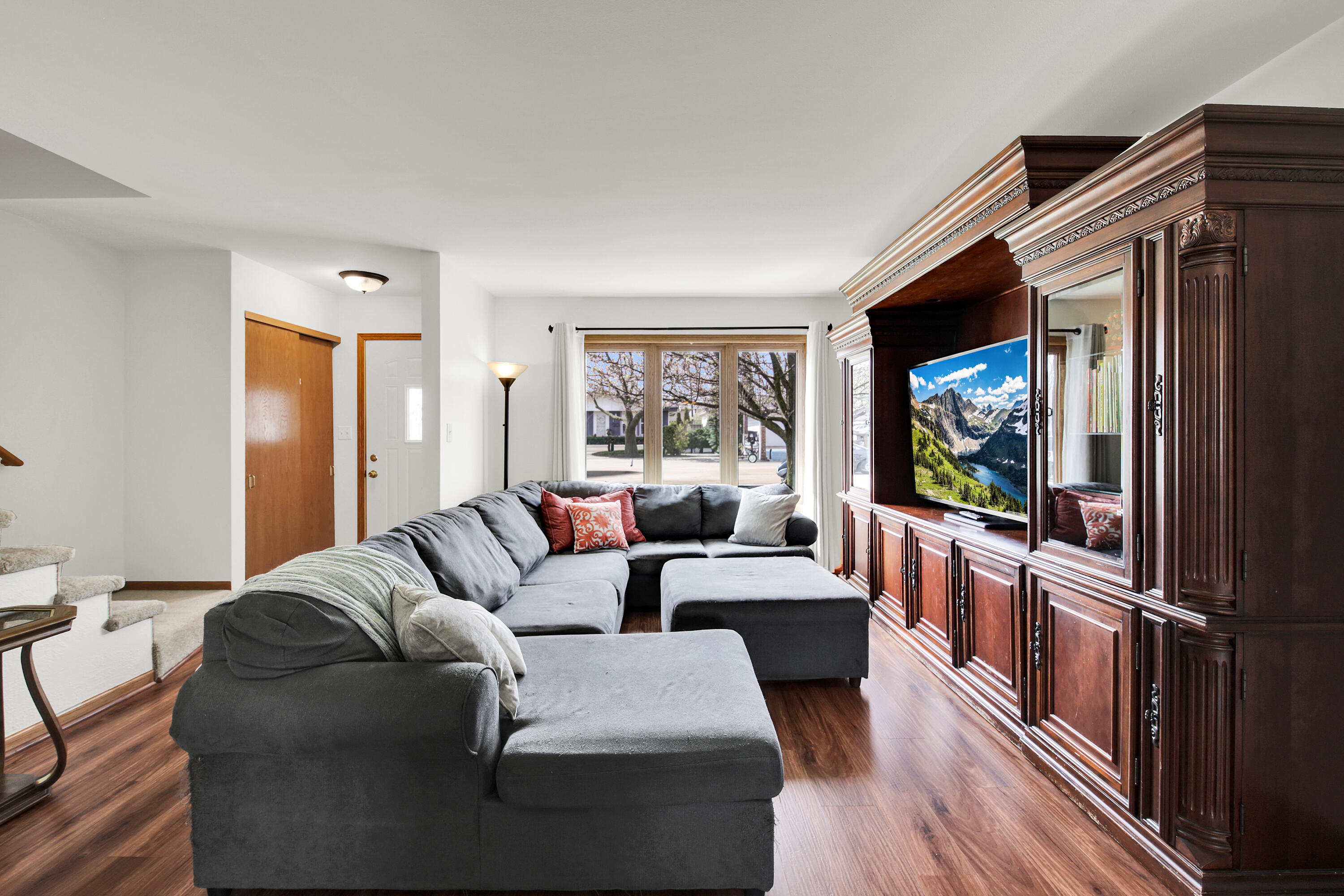 5316 Athens Avenue Racine, WI 53406 - Photo 4 of 23 Living Room & Foyer