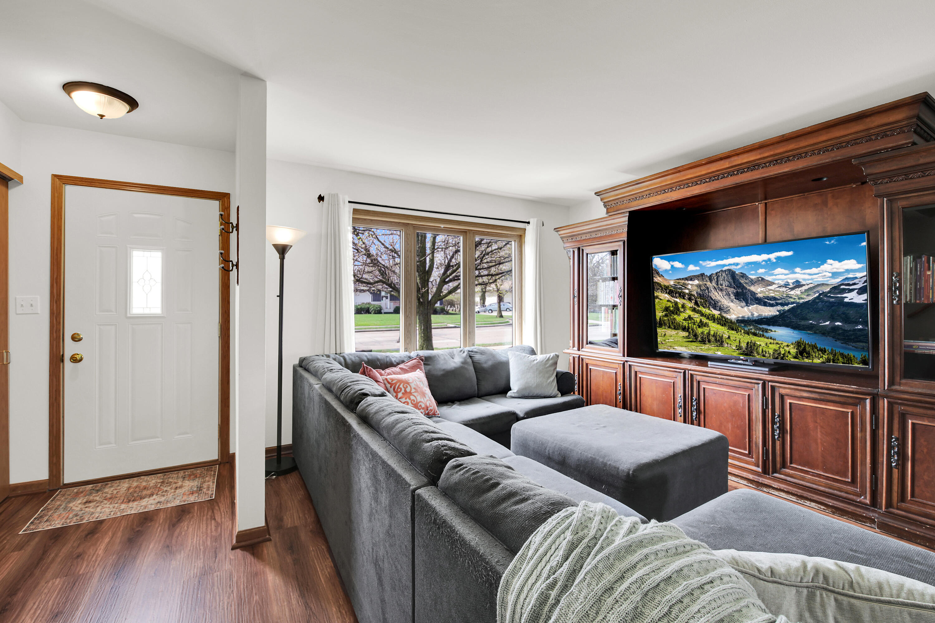 5316 Athens Avenue Racine, WI 53406 - Photo 5 of 23 Living Room & Foyer