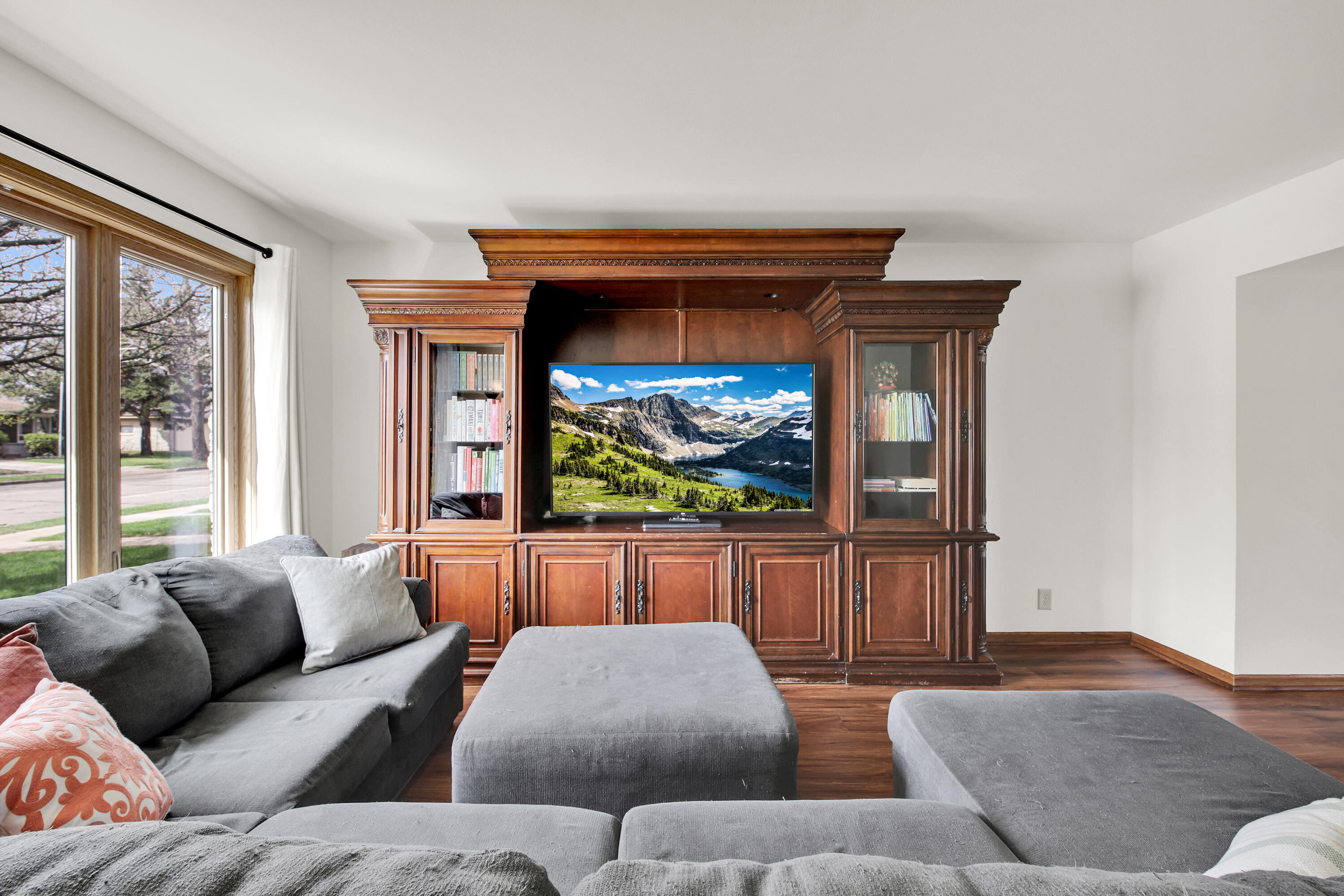 5316 Athens Avenue Racine, WI 53406 - Photo 6 of 23 Living Room