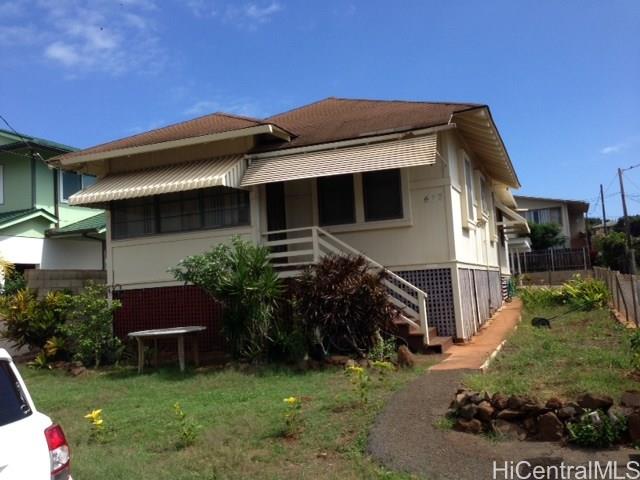 617 7th Avenue Honolulu, HI 96816 - Photo 1 of 1 a front view of house with yard and green space