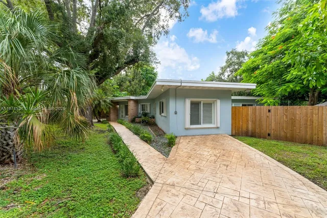 a view of house with a yard