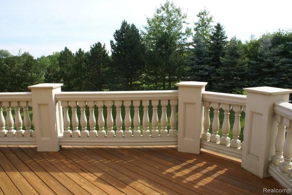 5545 Leeds Court Rochester, MI 48306 - Photo 14 of 15 Deck1