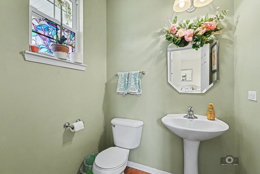 483 Elm Ridge Road Carpentersville, IL 60110 - Photo 13 of 31 a bathroom with a toilet sink and mirror