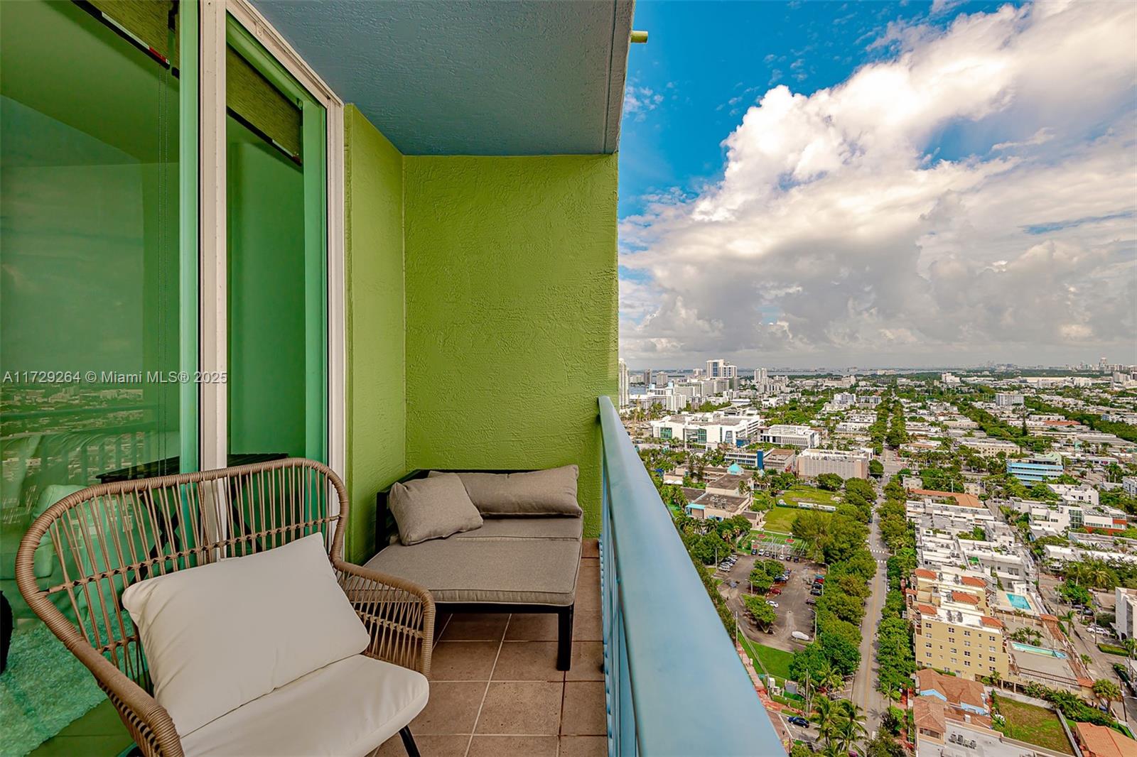 90 Alton Road, Unit PH3205 Miami Beach, FL 33139 - Photo 4 of 28 a balcony with table and chairs
