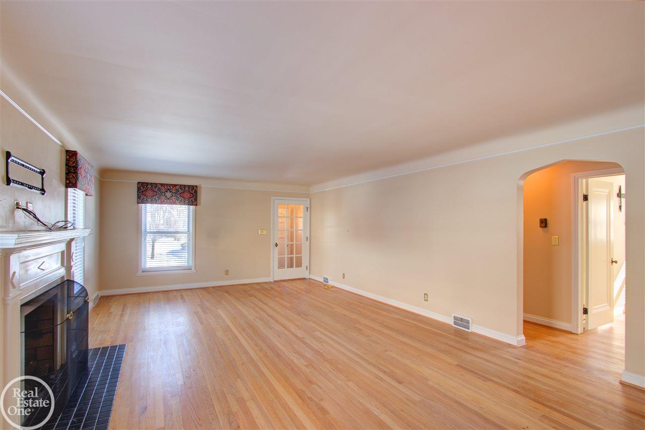 865 Barrington Road Grosse Pointe, MI 48230 - Photo 12 of 43 31370057-11.JPG