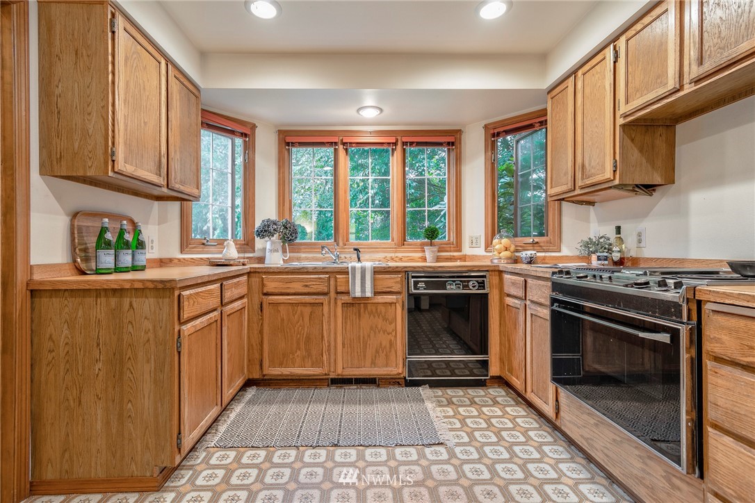 11227 Northeast 174th Street Bothell, WA 98011 - Photo 13 of 38