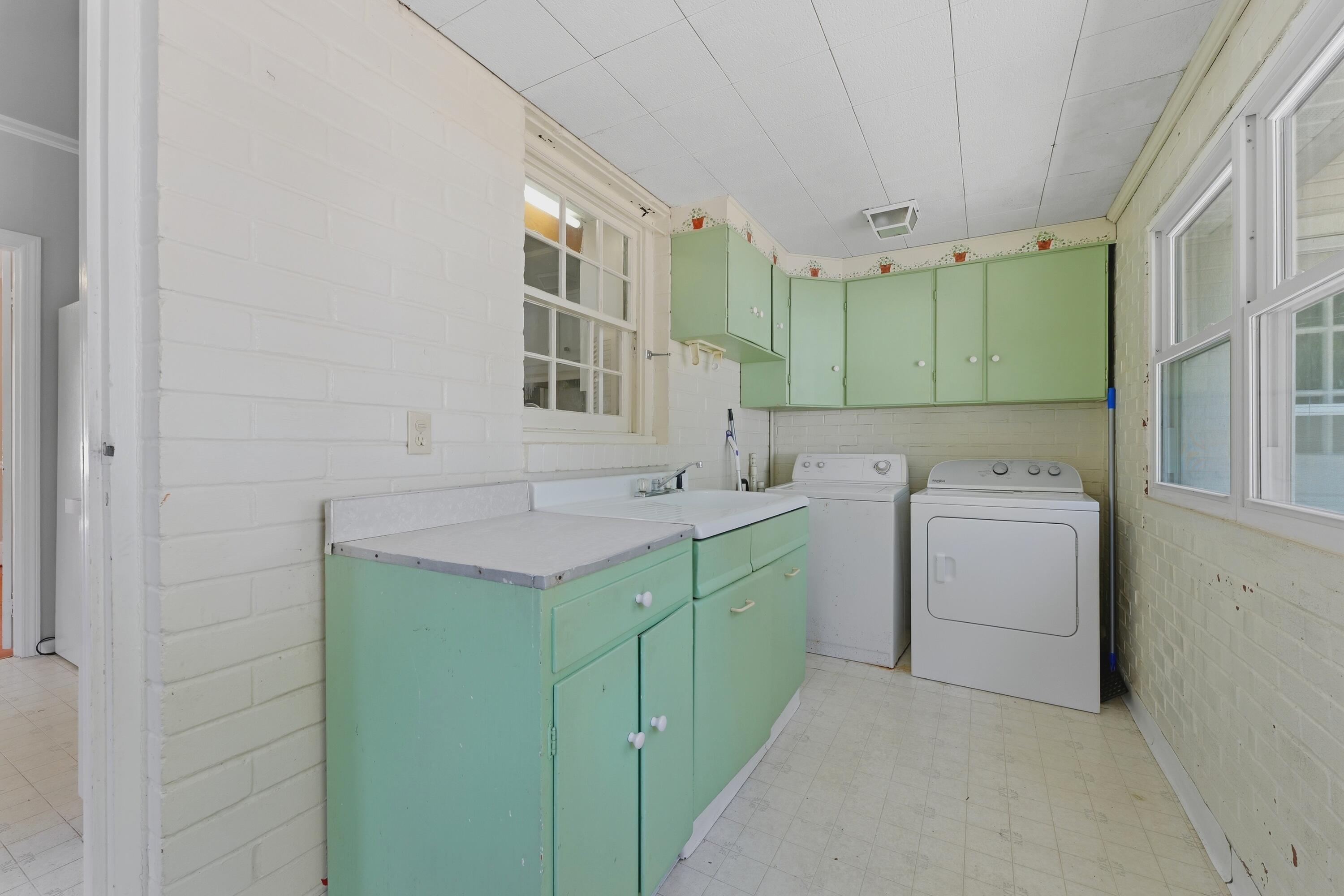 1241 State Rd S-38-244 Orangeburg, SC 29115 - Photo 16 of 33 Laundry room