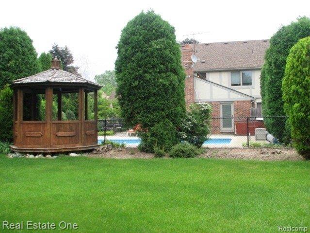 1097 Clopton Bridge Drive Rochester, MI 48306 - Photo 4 of 20 4 Backyard