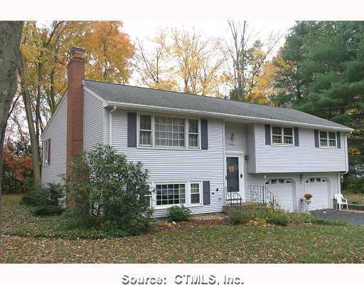 a view of house with a yard