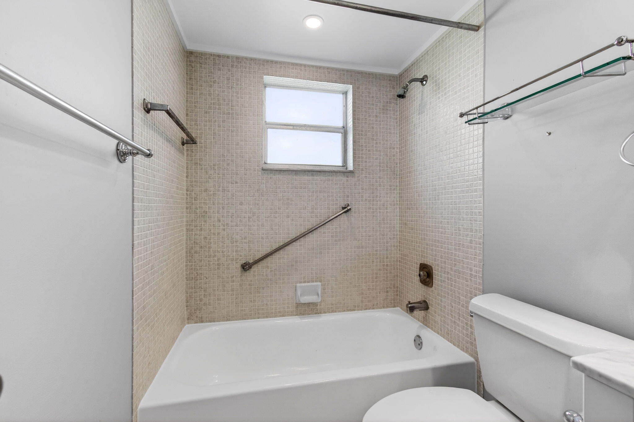 167 Normandy Lane, Unit D Delray Beach, FL 33484 - Photo 20 of 46 Tub and Shower