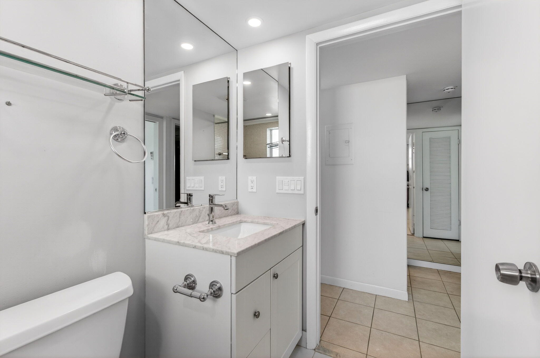 167 Normandy Lane, Unit D Delray Beach, FL 33484 - Photo 21 of 46 Bath with Tub/Shower