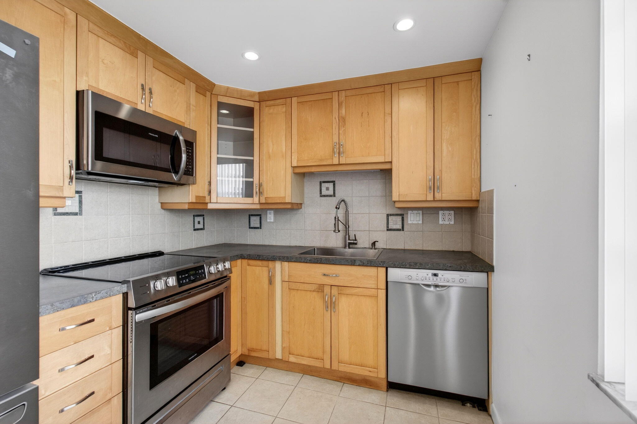 167 Normandy Lane, Unit D Delray Beach, FL 33484 - Photo 4 of 46 Updated Kitchen