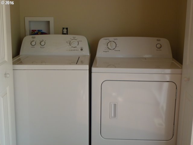 297 South Mary B Road Tygh Valley, OR 97063 - Photo 4 of 10 Laundry