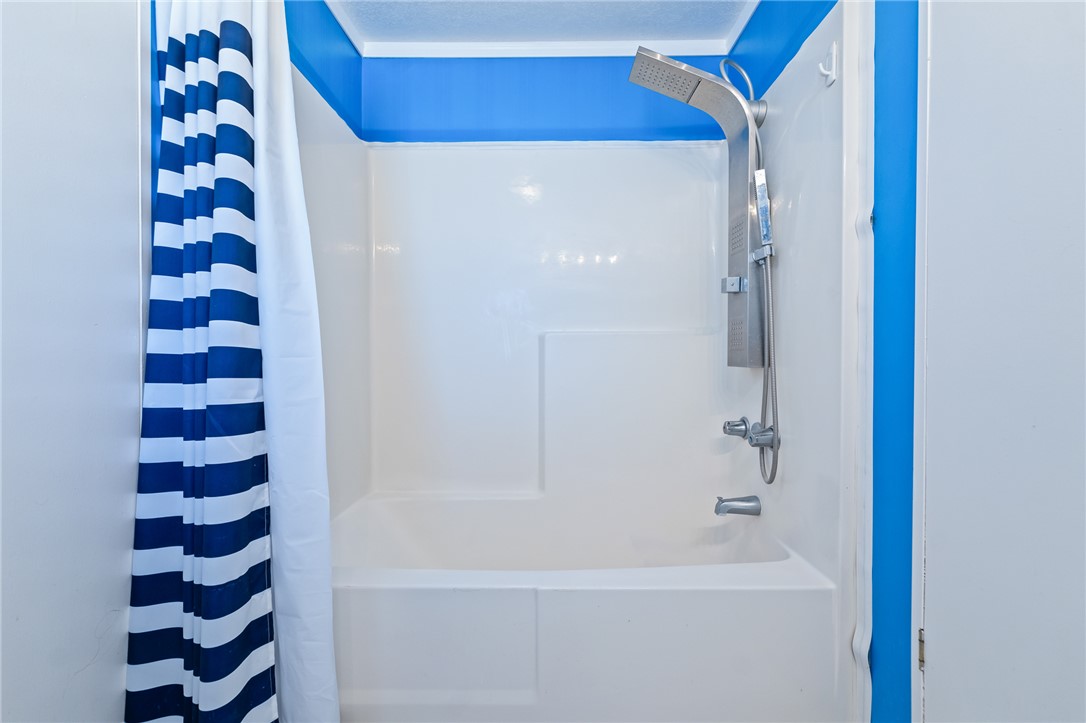 3475 Adobe Road Golden Valley, AZ 86413 - Photo 37 of 71 Bathroom with shower / tub combo