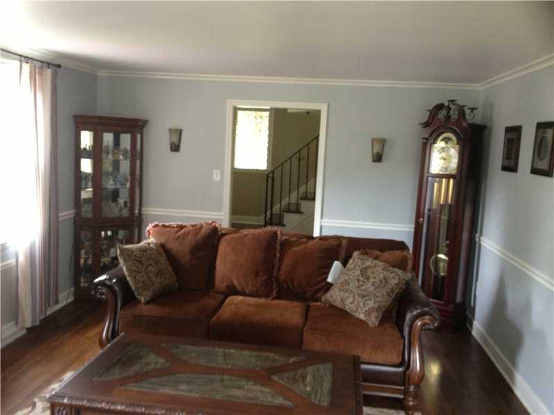 149 Easley Road Pittsburgh, PA 15237 - Photo 9 of 20 Living Room.