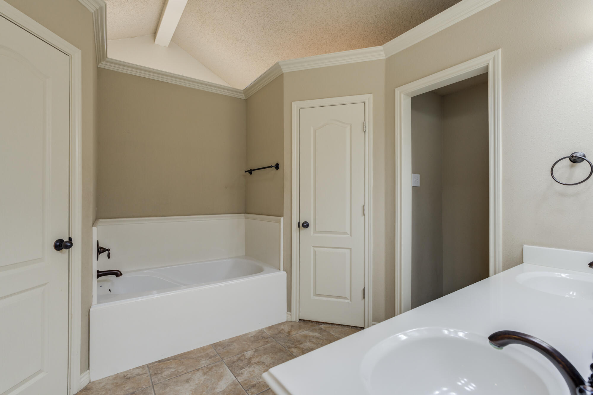 10005 Iola Avenue Lubbock, TX 79424 - Photo 14 of 50 DSC08006_07_08_09_10