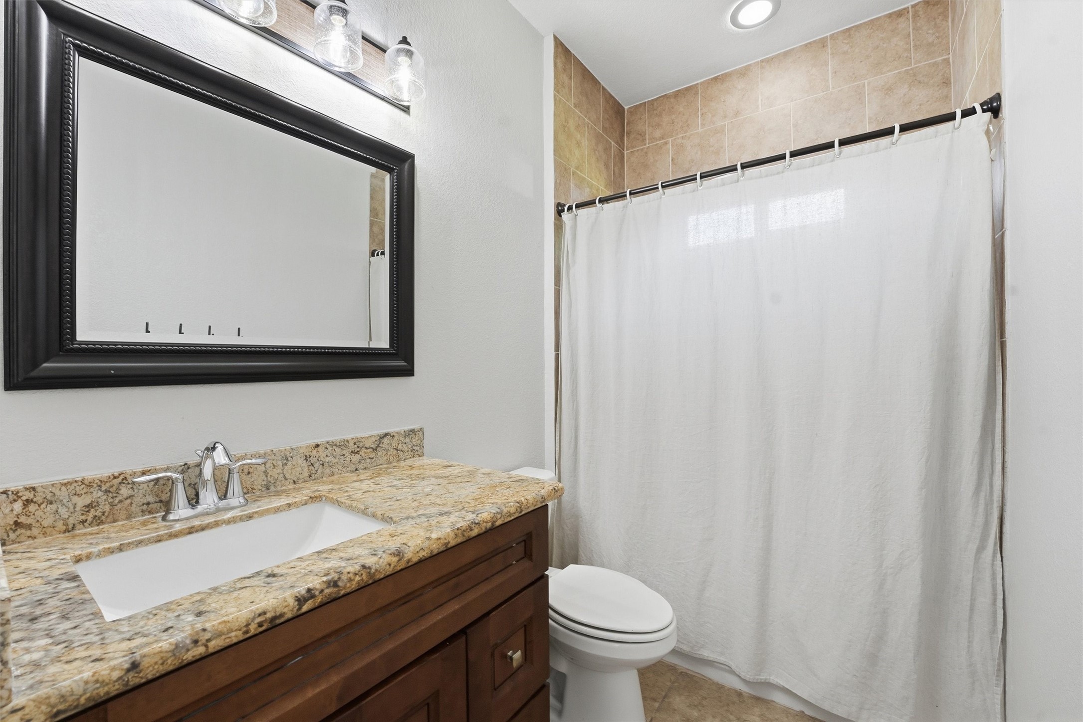 205 Kingspoint Conroe, TX 77356 - Photo 15 of 29 Additional bathroom