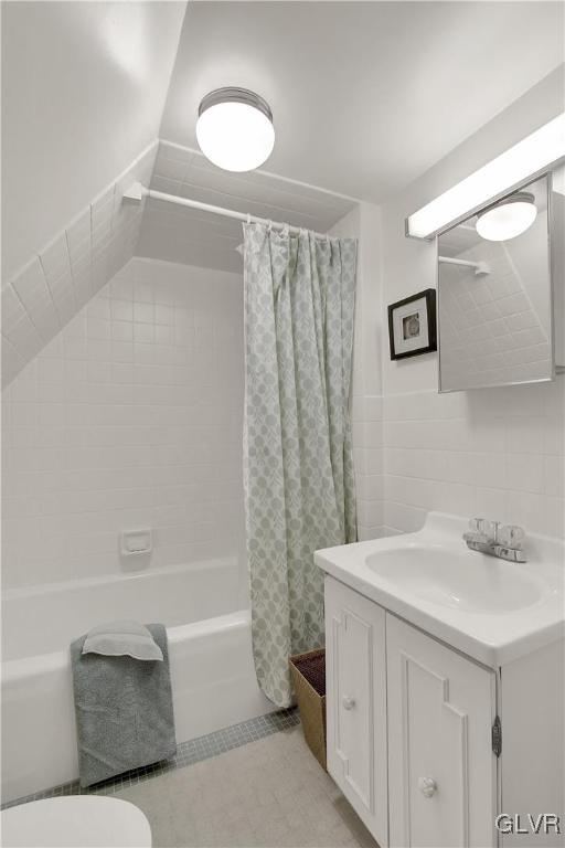 414 South Tulpehocken Road Reading, PA 19601 - Photo 23 of 41 a bathroom with a bathtub and a sink