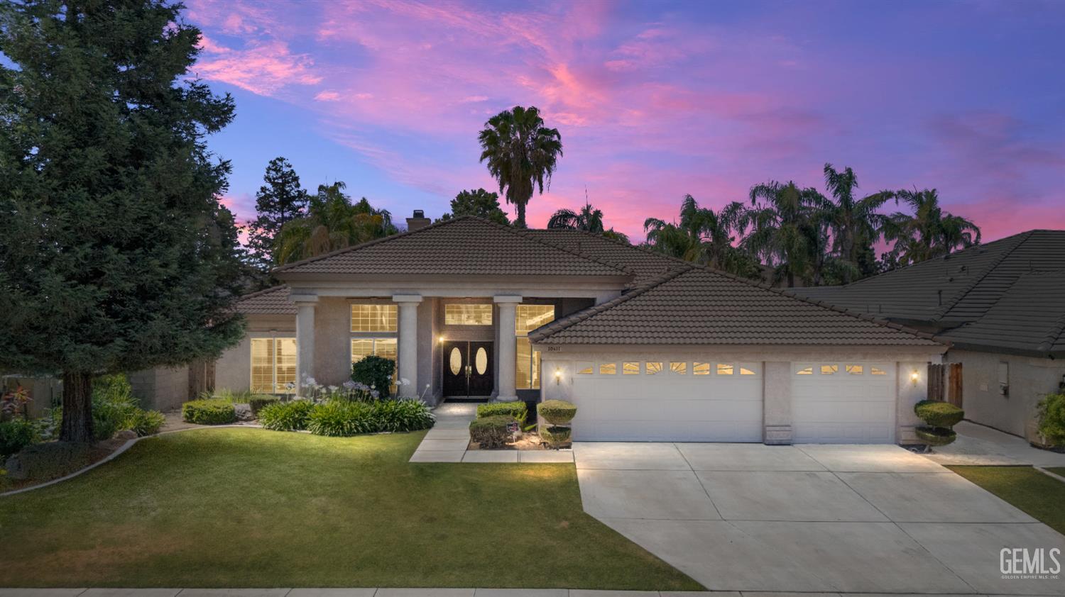a view of a house with a yard