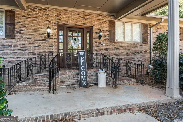 a view of a house with backyard