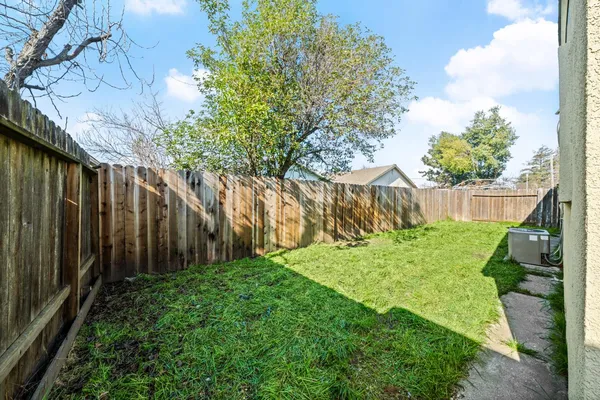 a view of yard with green space
