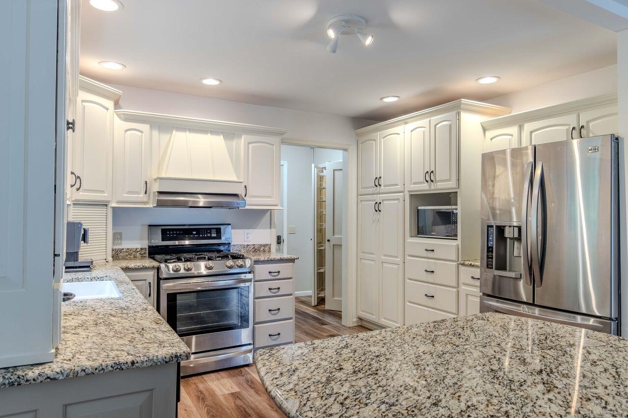 17117 Apache Trail Three Rivers, MI 49093 - Photo 4 of 37 apache kitchen2