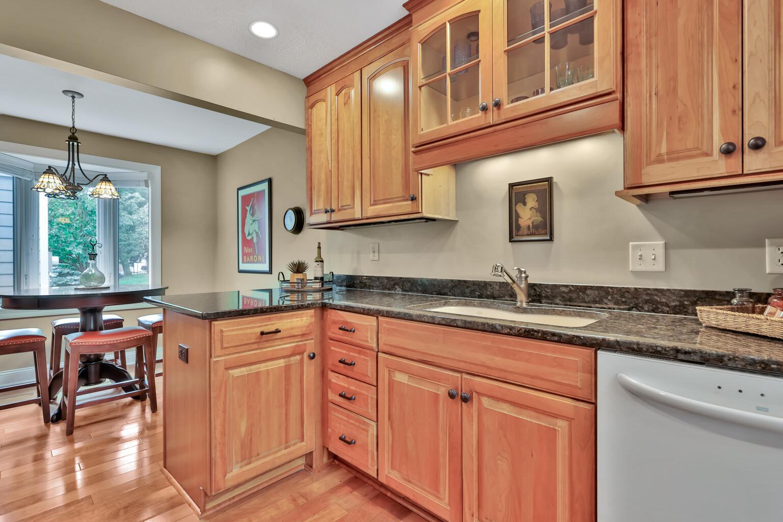 8264 Kingslee Road Bloomington, MN 55438 - Photo 11 of 38 Gallery Image 11