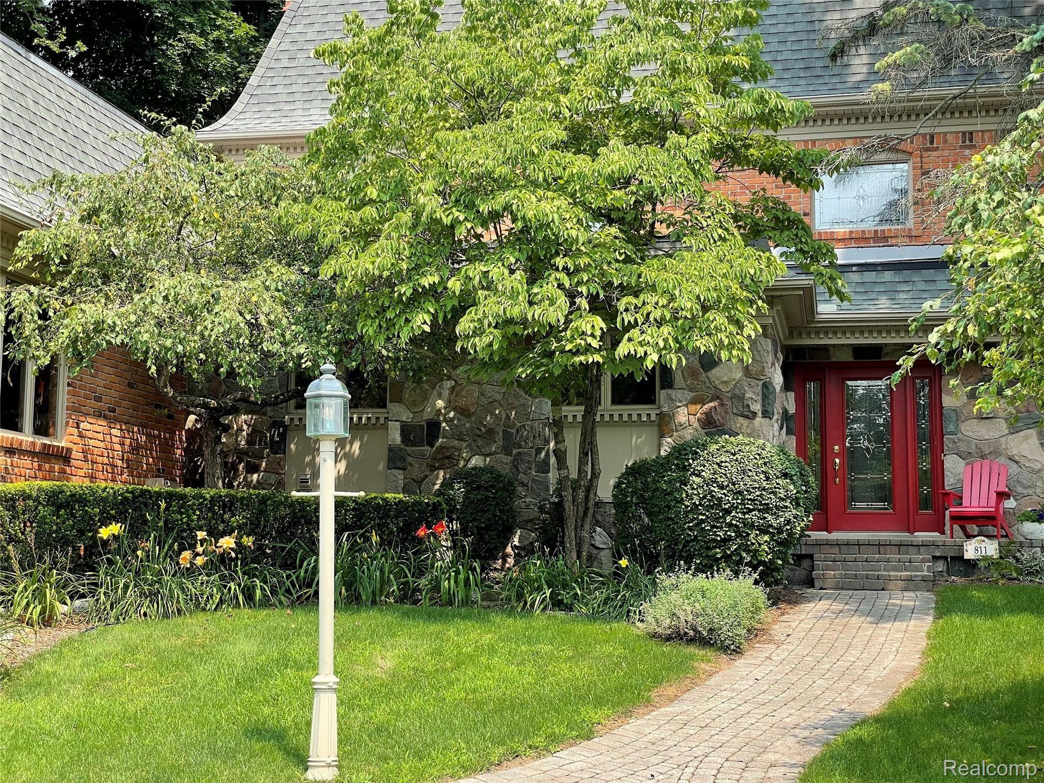 811 Hidden Pine Road Bloomfield Hills, MI 48304 - Photo 2 of 47 Inviting entrance