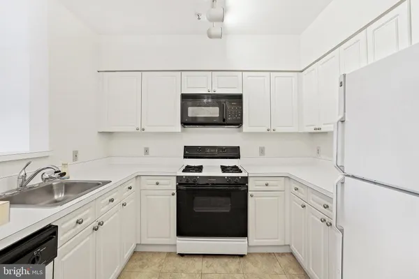 $1,900 | 2204 Westcourt Lane, Unit 105, Herndon, VA 20170
