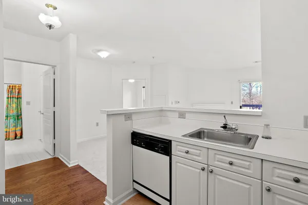 $1,900 | 2204 Westcourt Lane, Unit 105, Herndon, VA 20170