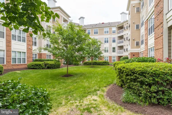 $1,900 | 2204 Westcourt Lane, Unit 105, Herndon, VA 20170