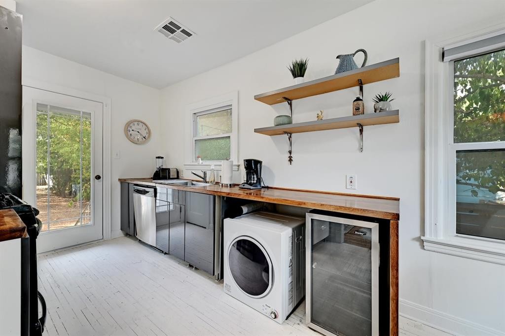 2943 Higgins Street Austin, TX 78722 - Photo 6 of 21 a utility room with dryer and washer